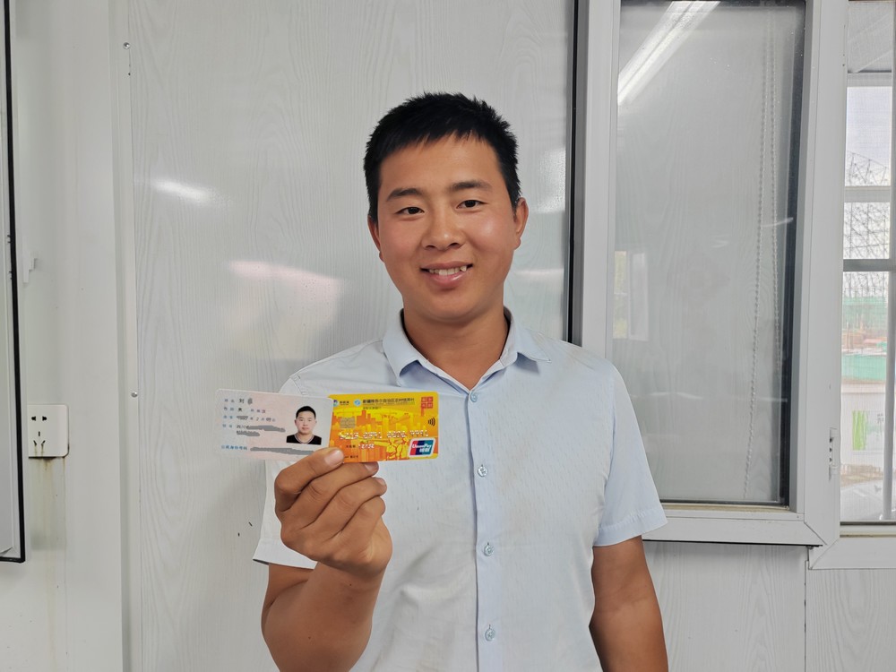 陜煤建設(shè)天工公司新疆第一項(xiàng)目部為農(nóng)民工實(shí)名辦卡 讓農(nóng)民工“薪”有所屬