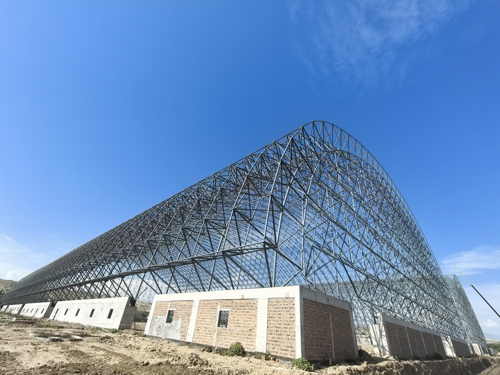 陜煤建設天工公司承建的伊寧市煤炭儲運中心基地建設項目1#、2#儲煤棚順利合攏