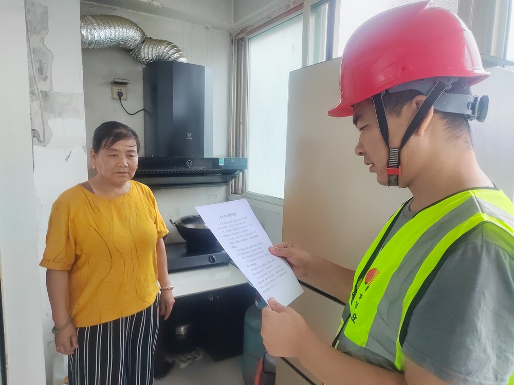 陜煤建設(shè)路橋分公司彬長項目部開展“工地安全知識普及進(jìn)社區(qū)”志愿活動