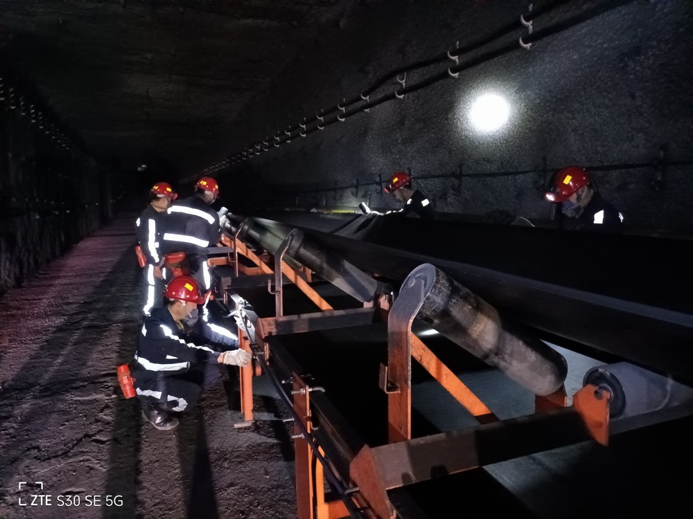 陜煤建設(shè)韓城分公司張家峁項目部順利完成5217膠運順槽帶式輸送機(jī)安裝工程