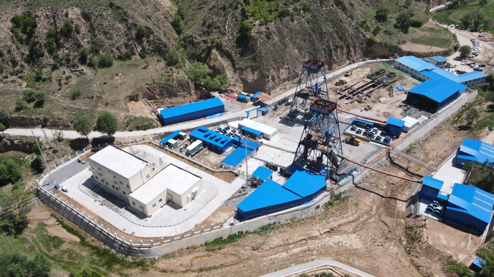 陜煤建設(shè)礦建三公司承建的華龍煤業(yè)貫屯煤礦西翼進(jìn)、回風(fēng)立井煤門順利完工