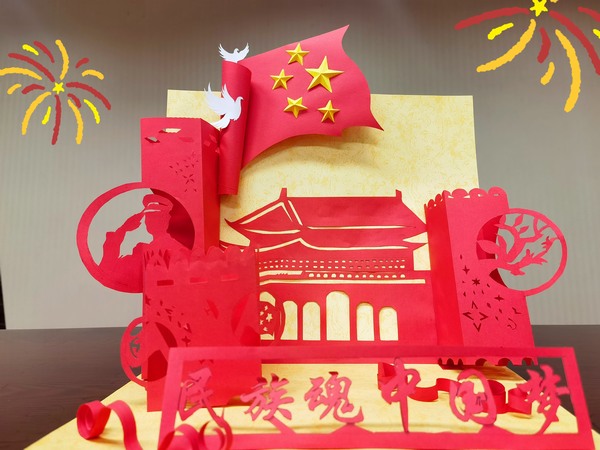 陜煤建設(shè)路橋分公司職工用創(chuàng)意作品喜迎國(guó)慶佳節(jié)到來(lái)