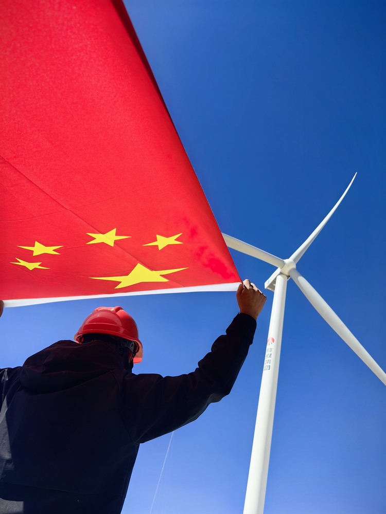 陜煤建設(shè)者與國(guó)旗合影，共筑強(qiáng)國(guó)夢(mèng)