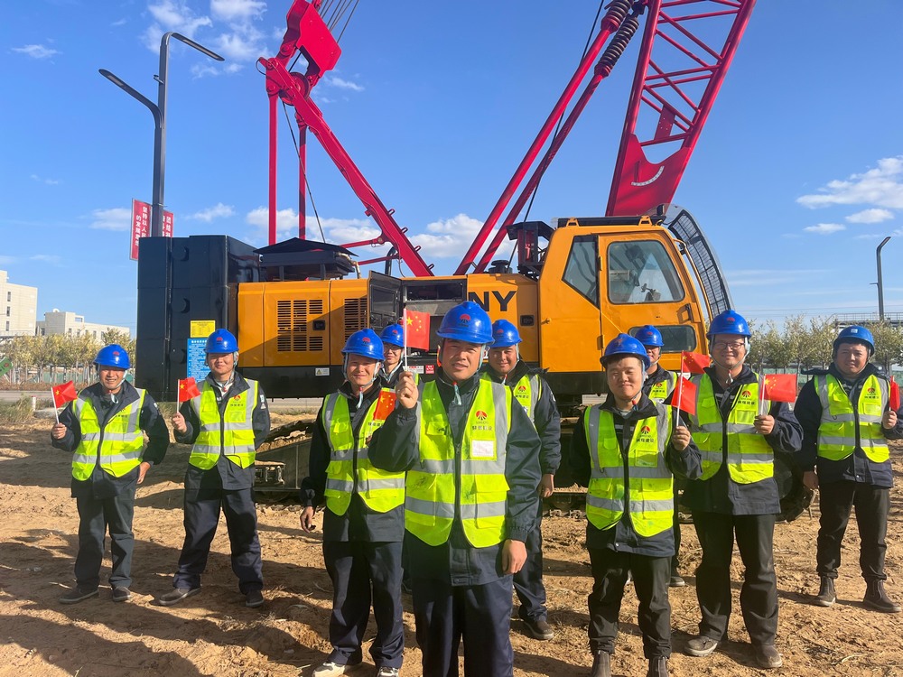 國(guó)慶時(shí)，建筑工地的夢(mèng)想之筑