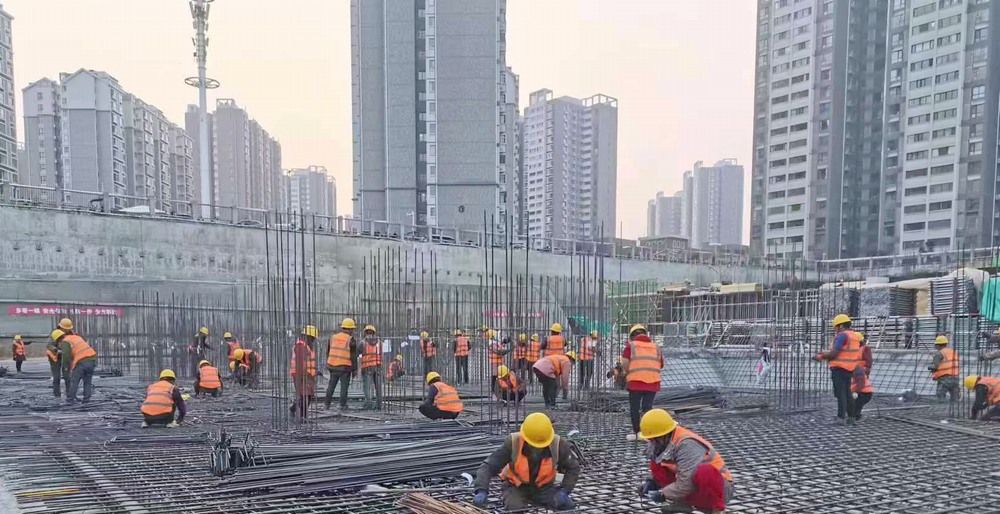 陜煤建設(shè)新龍城直屬項目部：國慶假日不打烊，熱火朝天忙生產(chǎn)