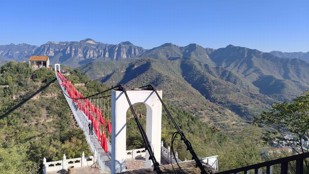 游紅旗渠 傳承紅色精神