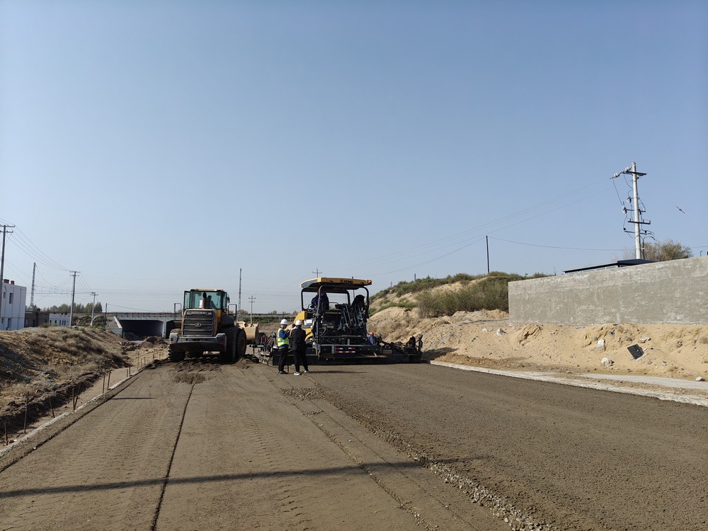 陜煤建設(shè)路橋分公司物流園區(qū)二號進(jìn)場道路大干快上，吹響項目建設(shè)“沖鋒號”