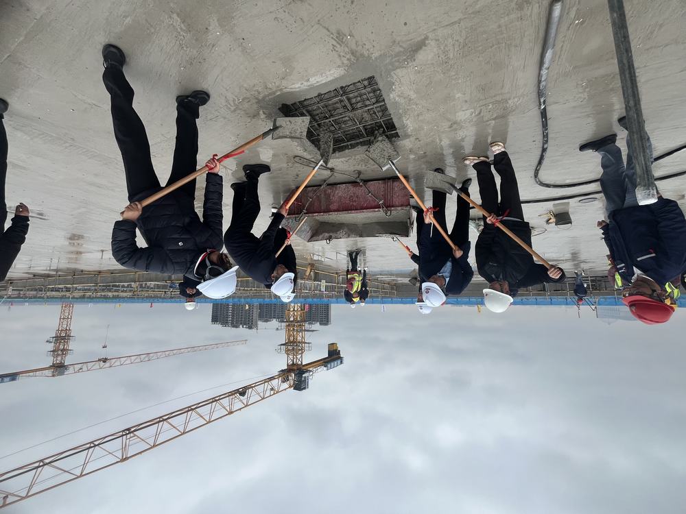 喜報！陜煤建設(shè)榆林公司承建的遷建榆林市第八中學(xué)項目N1標(biāo)段綜合樓主體喜迎封頂