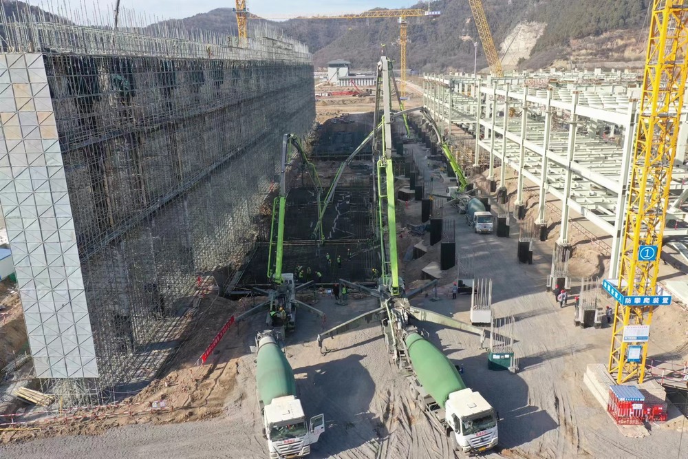 陜煤建設(shè)黃陵電廠項(xiàng)目部：三臺汽車泵，25小時，2830立方米混凝土順利完成澆筑