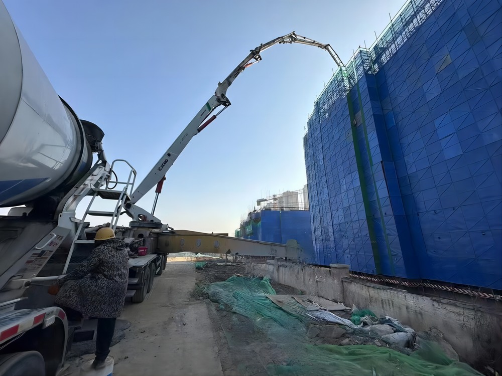 陜煤建設(shè)天工公司承建的大秦·山水逸境項(xiàng)目1#、2#樓工程主體結(jié)構(gòu)順利封頂