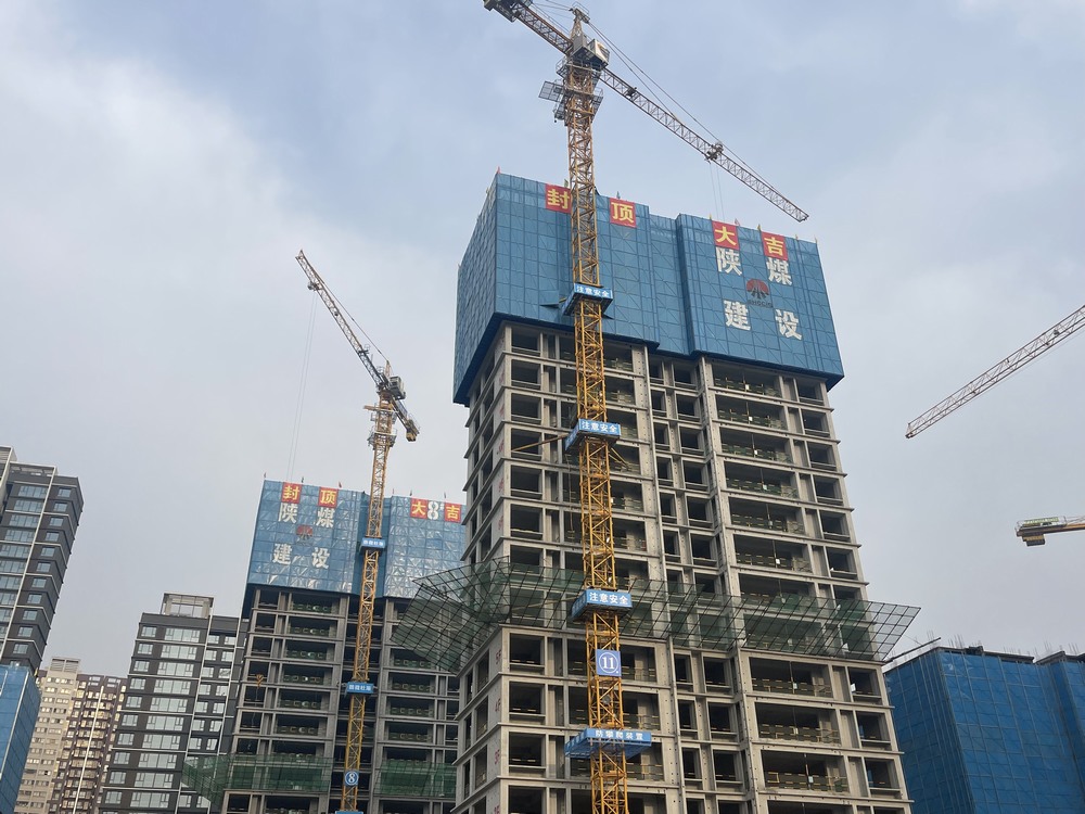 陜煤建設(shè)新龍城直屬項(xiàng)目部承建的銅川新龍城一期項(xiàng)目三標(biāo)段8#、11#樓順利封頂