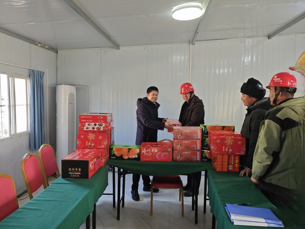 陜西彬長文家坡礦業(yè)有限公司副總經(jīng)理、總工程師王飛深入天工公司基層項目部慰問