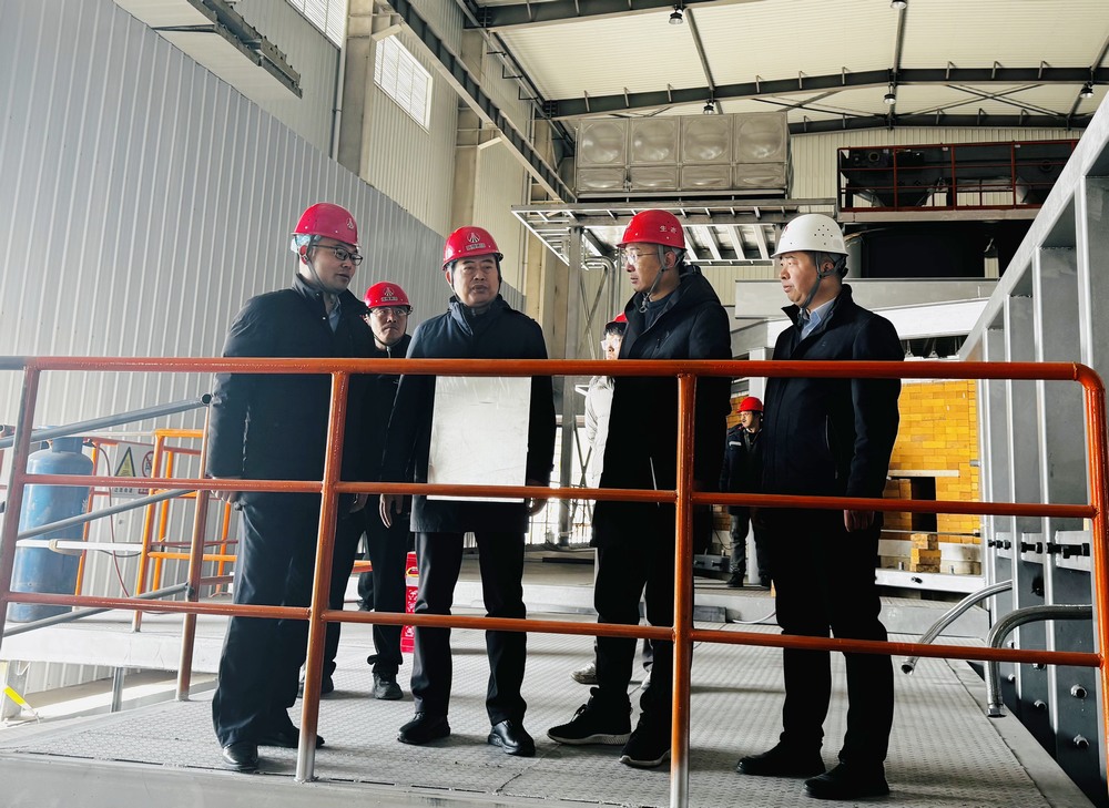 陜西建材科技集團黨委書記、董事長、總經(jīng)理周紅深入天工公司基層項目部進行慰問