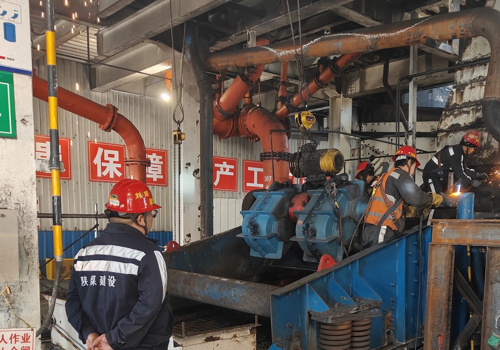 陜煤建設(shè)洗選煤運(yùn)營公司第二項(xiàng)目部：新年破曉，檸條塔煤礦主洗車間預(yù)濕篩與矸石脫介篩 “迭代升級” 之戰(zhàn)打響