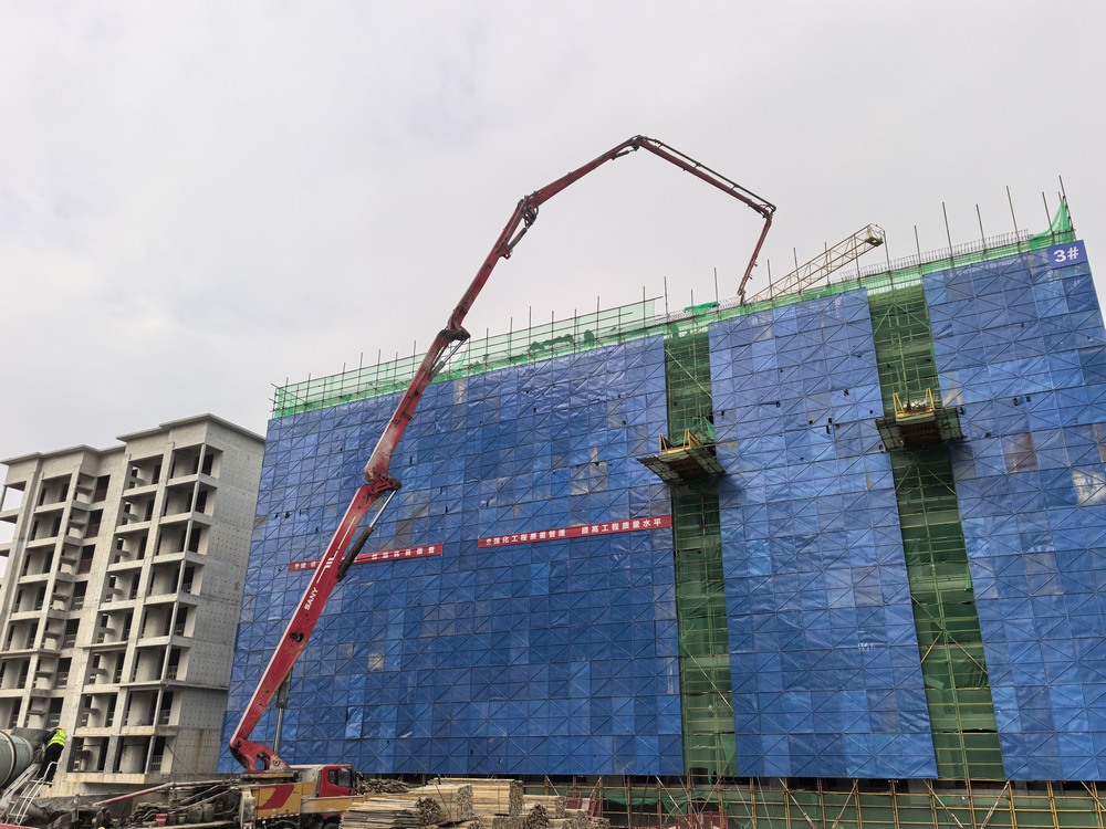 陜煤建設(shè)天工公司承建的大秦·山水逸境項目3#樓工程主體結(jié)構(gòu)順利封頂