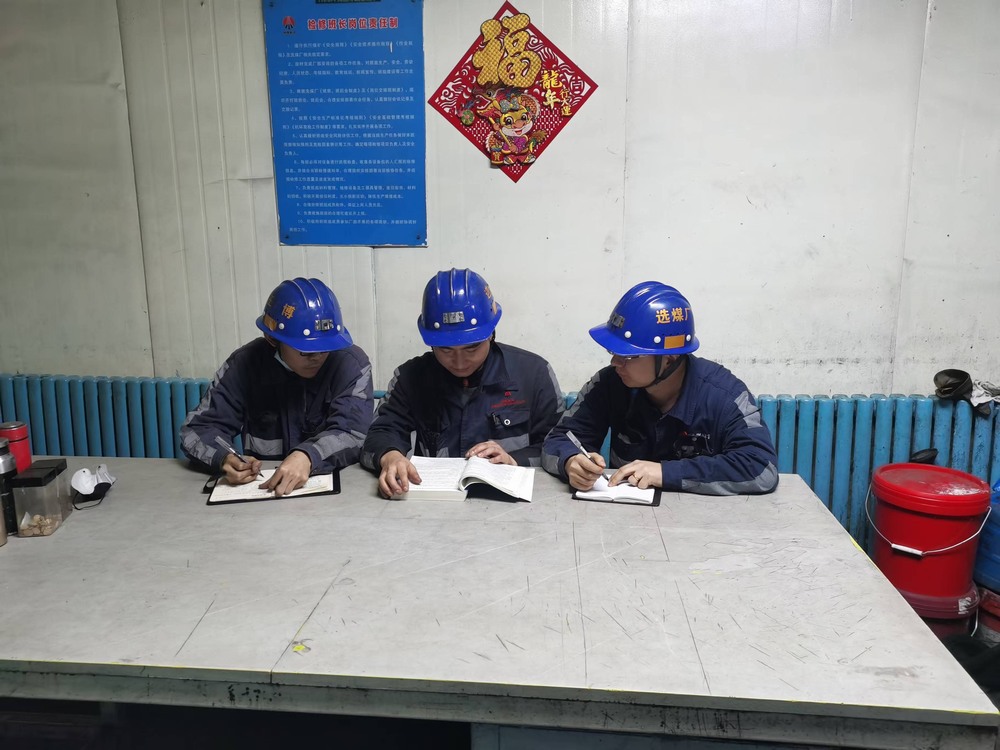 陜煤建設(shè)洗選煤運(yùn)營公司紅柳林洗煤廠項(xiàng)目部：機(jī)修青工“打鐵還須自身硬”