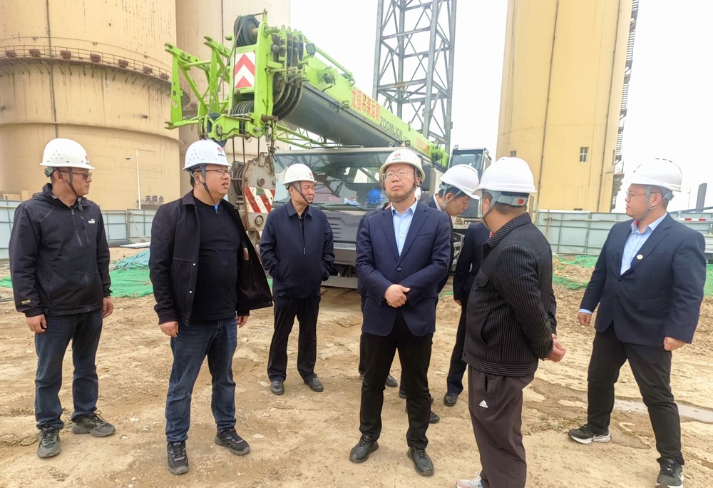 陜西陜煤榆北煤業(yè)有限公司黨委委員、副總經(jīng)理黃永安一行深入天工公司基層項(xiàng)目檢查指導(dǎo)