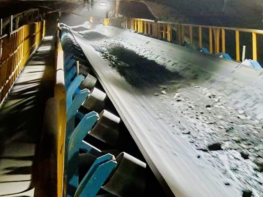 陜煤建設(shè)機(jī)電安裝公司趙石畔項(xiàng)目部東翼大巷皮帶成功運(yùn)轉(zhuǎn)