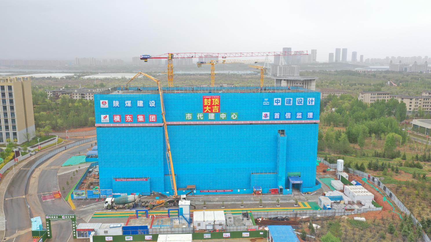 陜煤建設(shè)內(nèi)蒙古分公司：鄂爾多斯應(yīng)用技術(shù)學(xué)院實(shí)驗(yàn)樓主體結(jié)構(gòu)封頂，項(xiàng)目建設(shè)進(jìn)入新階段