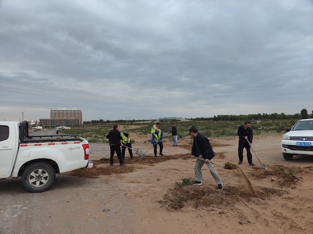 團(tuán)團(tuán)領(lǐng)航 青春筑路！陜煤青年突擊隊(duì)義務(wù)鋪就暖心路