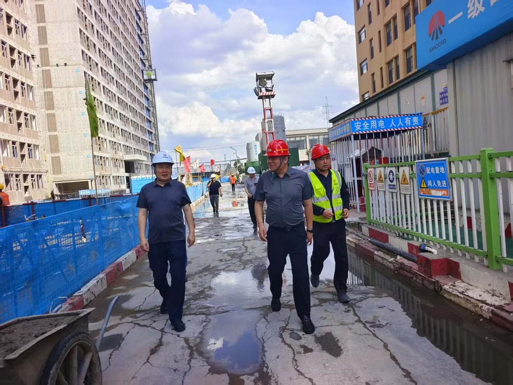 陜西省建設(shè)工程質(zhì)量安全監(jiān)督總站站長(zhǎng)鄭海平一行蒞臨檸條塔煤礦新建3#、4#員工公寓樓項(xiàng)目檢查指導(dǎo)工作