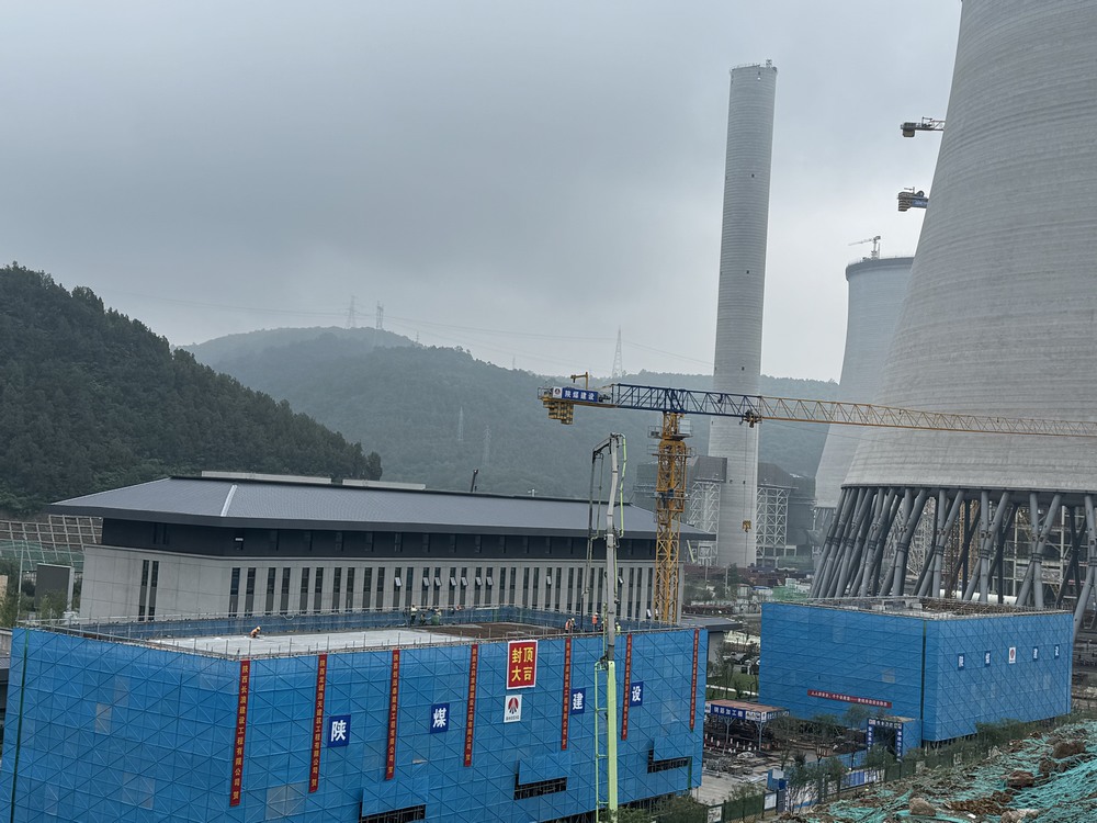 黃陵店頭電廠二期2X1000MW機(jī)組擴(kuò)建項(xiàng)目材料庫與檢修間主體結(jié)構(gòu)順利封頂
