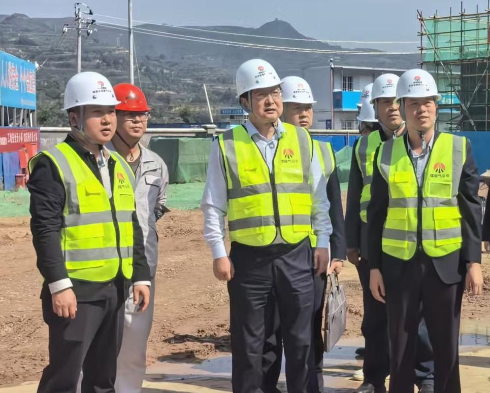 陜西省煤層氣黨委委員、紀(jì)委書記董巨國(guó)一行深入天工公司土建第二十一項(xiàng)目部開展節(jié)前檢查指導(dǎo)工作