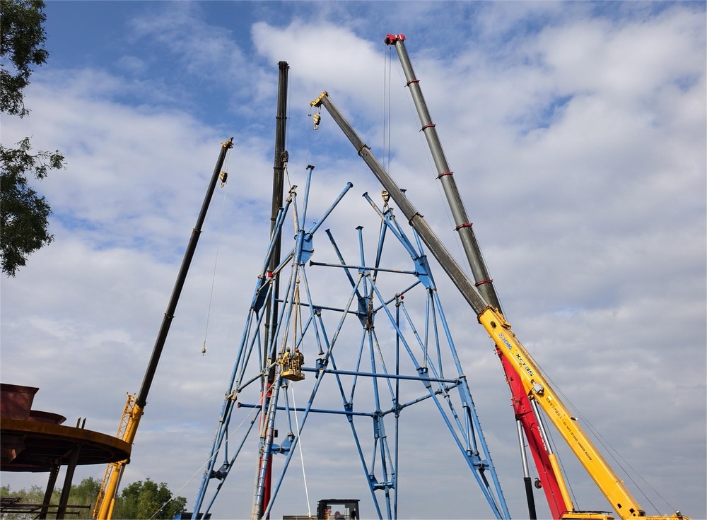 陜煤建設(shè)礦建二公司小莊煤礦義門(mén)回風(fēng)立井工程井架順利完成起立