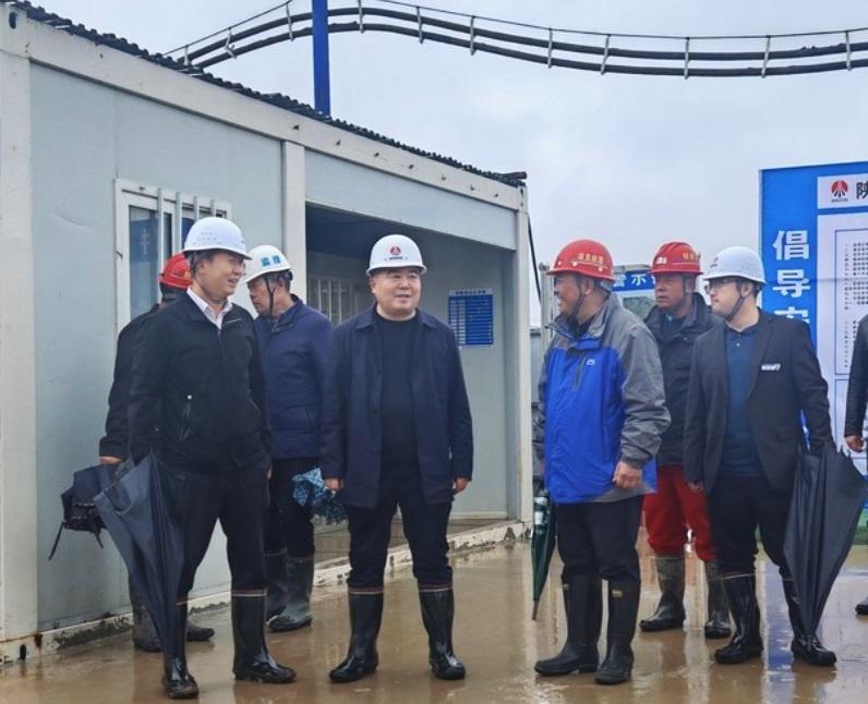 彬長(zhǎng)集團(tuán)副總經(jīng)理萬(wàn)近礦蒞臨小莊煤礦義門風(fēng)井項(xiàng)目35KV變電站工程現(xiàn)場(chǎng)視察指導(dǎo)工作