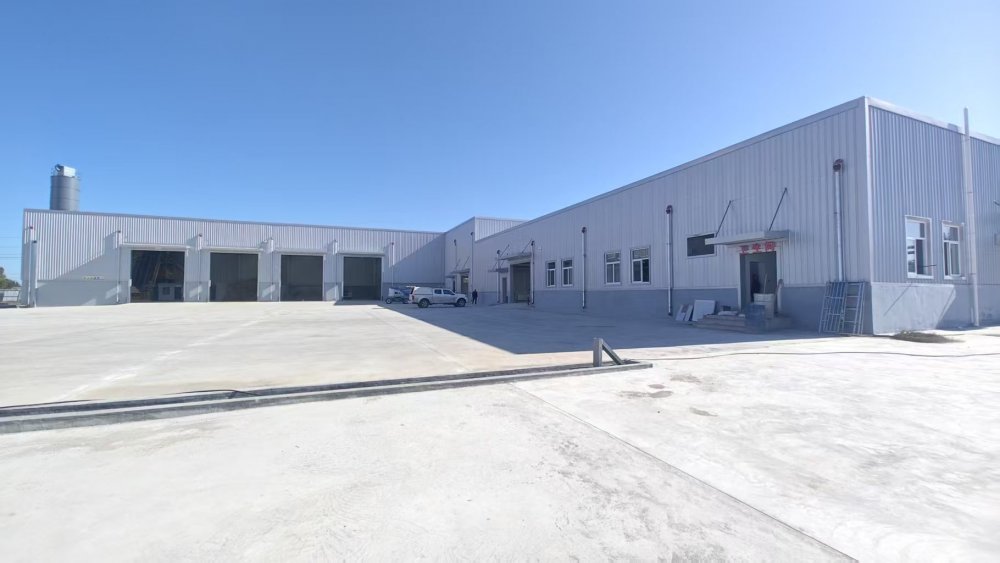 陜煤建設(shè)路橋分公司胡家河煤礦二號(hào)風(fēng)井及附屬工程膠輪車庫(kù)、材料庫(kù)、砂石料庫(kù)工程通過(guò)預(yù)驗(yàn)收