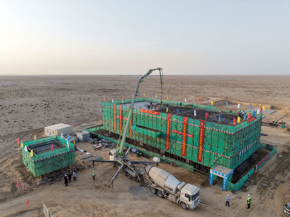 陜煤集團新疆公司兵團第十三師新星市30萬千瓦光伏發(fā)電項目升壓匯集站生產綜合樓、警衛(wèi)傳達室順利封頂