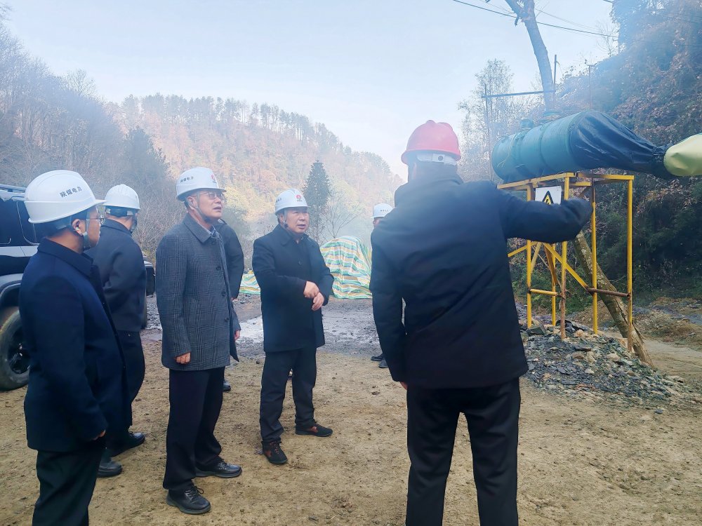 陜煤集團(tuán)總經(jīng)理助理、陜煤電力集團(tuán)黨委書(shū)記、董事長(zhǎng)馮平安一行深入西鄉(xiāng)抽蓄電站勘探平硐項(xiàng)目現(xiàn)場(chǎng)檢查指導(dǎo)前期準(zhǔn)備工作