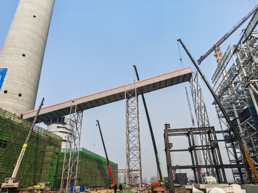 突破“空中走廊”！陜煤建設(shè)韓城分公司土建十六項(xiàng)目部承建的陜煤信陽(yáng)超超臨界工程裝配式輸煤棧橋建設(shè)再傳捷報(bào)