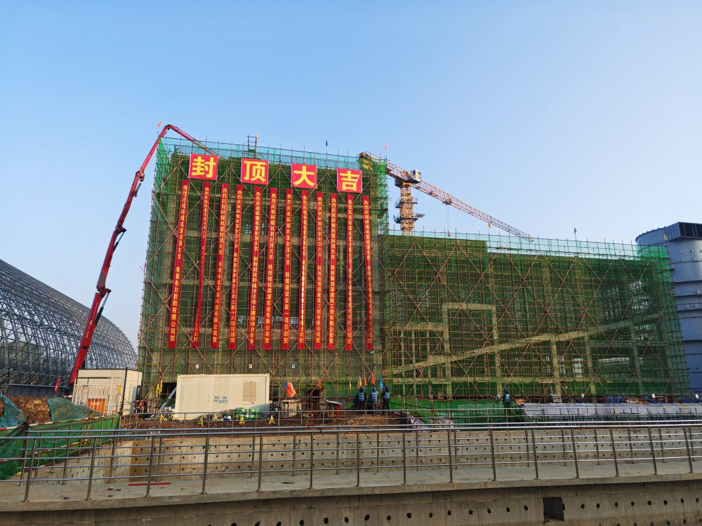 7座“中樞”全線封頂，陜煤建設(shè)韓城分公司土建十六項(xiàng)目部承建的陜煤信陽(yáng)電廠輸煤“骨架”巍然挺立
