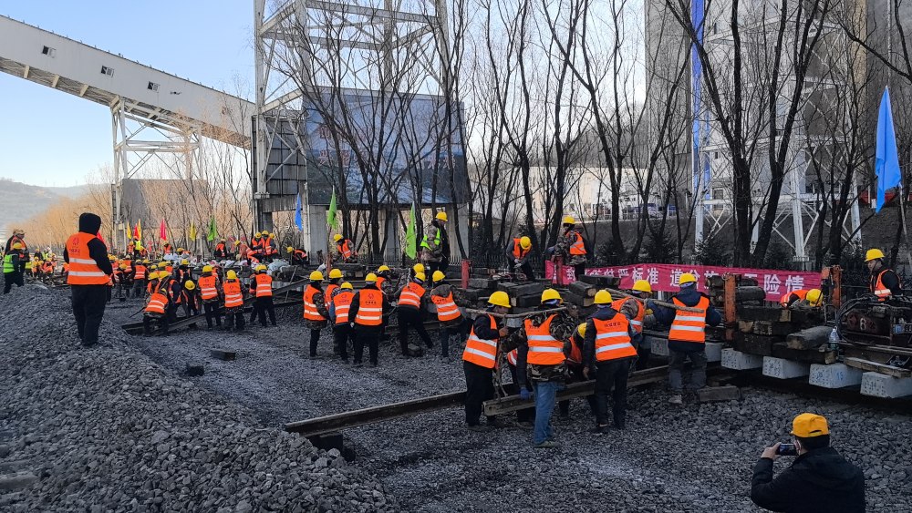 極限挑戰(zhàn)！“天窗”點(diǎn)啃下鐵路道岔施工硬骨頭