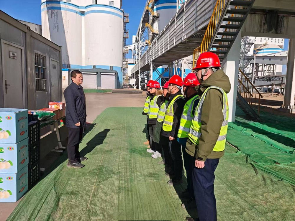 陜西小保當(dāng)?shù)V業(yè)有限公司副總經(jīng)理劉朕中一行深入天工公司基層項(xiàng)目慰問(wèn)一線職工