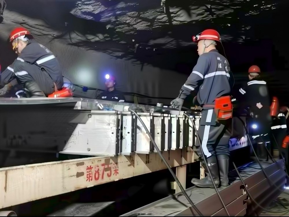 陜煤建設(shè)機(jī)電安裝公司神府項(xiàng)目部24小時(shí)高效完成膠帶機(jī)緊急檢修任務(wù)