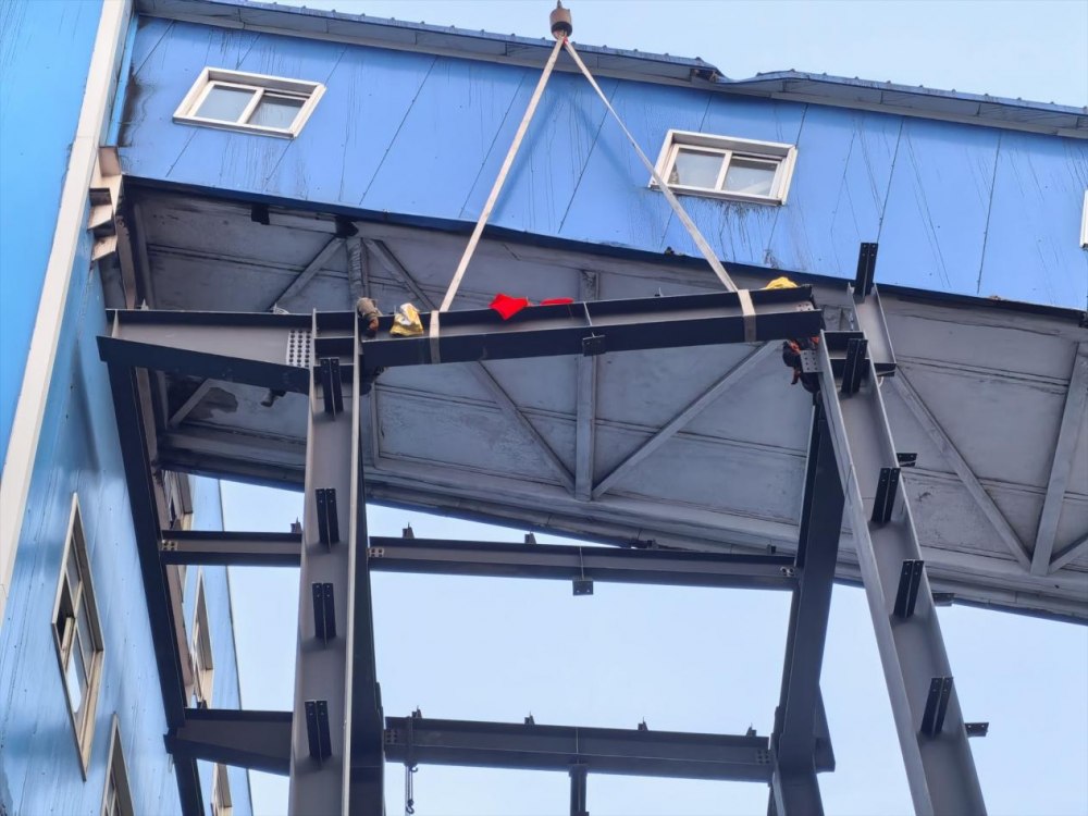 陜煤建設(shè)天工公司土建第二十五項(xiàng)目部韓家灣項(xiàng)目新增主廠房鋼結(jié)構(gòu)順利封頂！