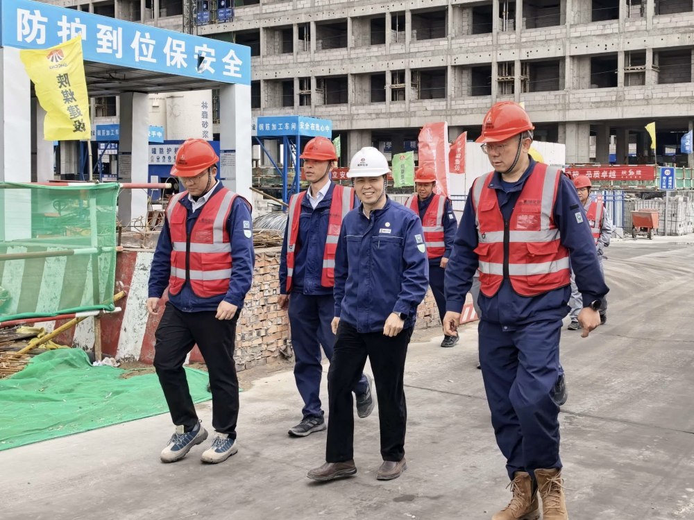 榆林化學(xué)總會計師張建華深入陜煤建設(shè)天工公司基層項(xiàng)目部檢查指導(dǎo)工作