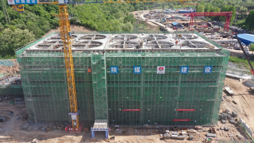 陜煤建設(shè)承建的黃陵礦業(yè)店頭電廠二期擴建項目主廠房建筑工程輔機干冷塔主體順利封頂