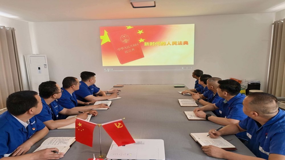 陜煤建設澄合分公司第二項目部扎實開展“民法典宣傳月”普法宣傳活動