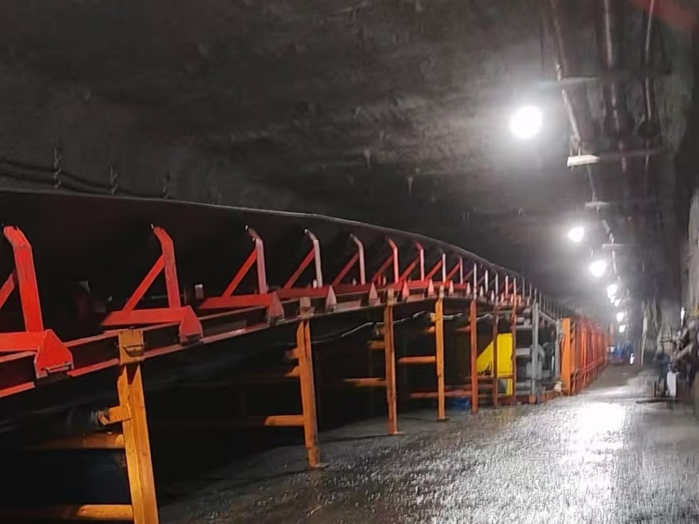 陜煤建設(shè)機電安裝公司神府項目部順利完成井下順槽帶式輸送機安裝工程